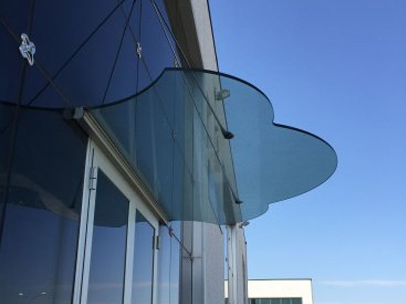 Pensiline in vetro su misura: 5 vantaggi per un ingresso moderno e funzionale